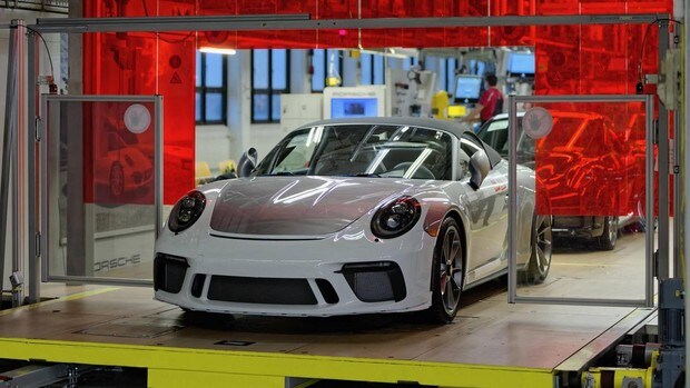 Sale de la línea de montaje el último Porsche 911 de la octava generación