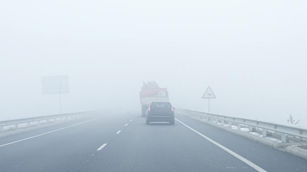 Trucos y consejos para conducir con niebla intensa