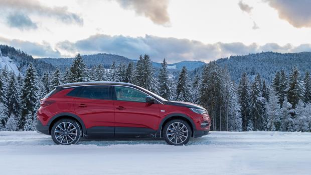 Opel Grandland X Hybrid4: un híbrido enchufable con 300 CV, tracción total y gran autonomía