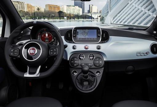 Interior del Fiat 500 Hybrid