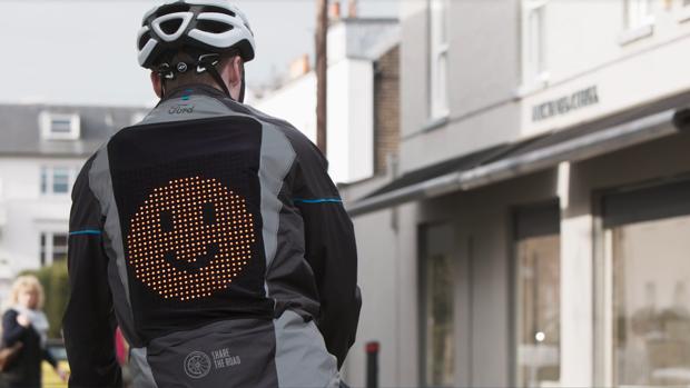 Ford inventa una chaqueta Emoji que permite a los ciclistas «hablar» con los conductores