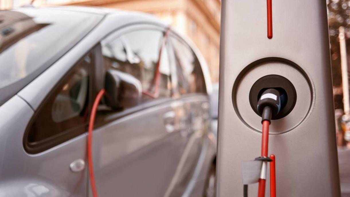 Más de la mitad de las ventas en 2025 serán de híbridos y eléctricos