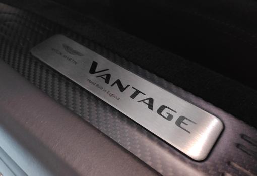 Probamos el Vantage AMR, un deportivo para puristas con cambio manual y motor V8