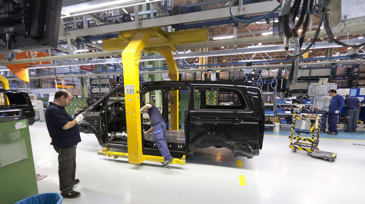 Mercedes presenta un ERTE sin compensaciones para 5.000 empleados de su fábrica en Vitoria