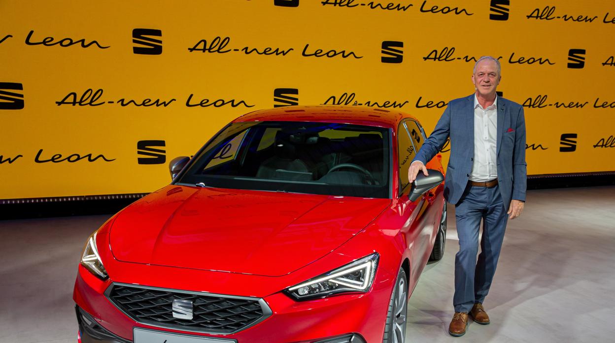 Carsten Isensee, junto al nuevo Seat León