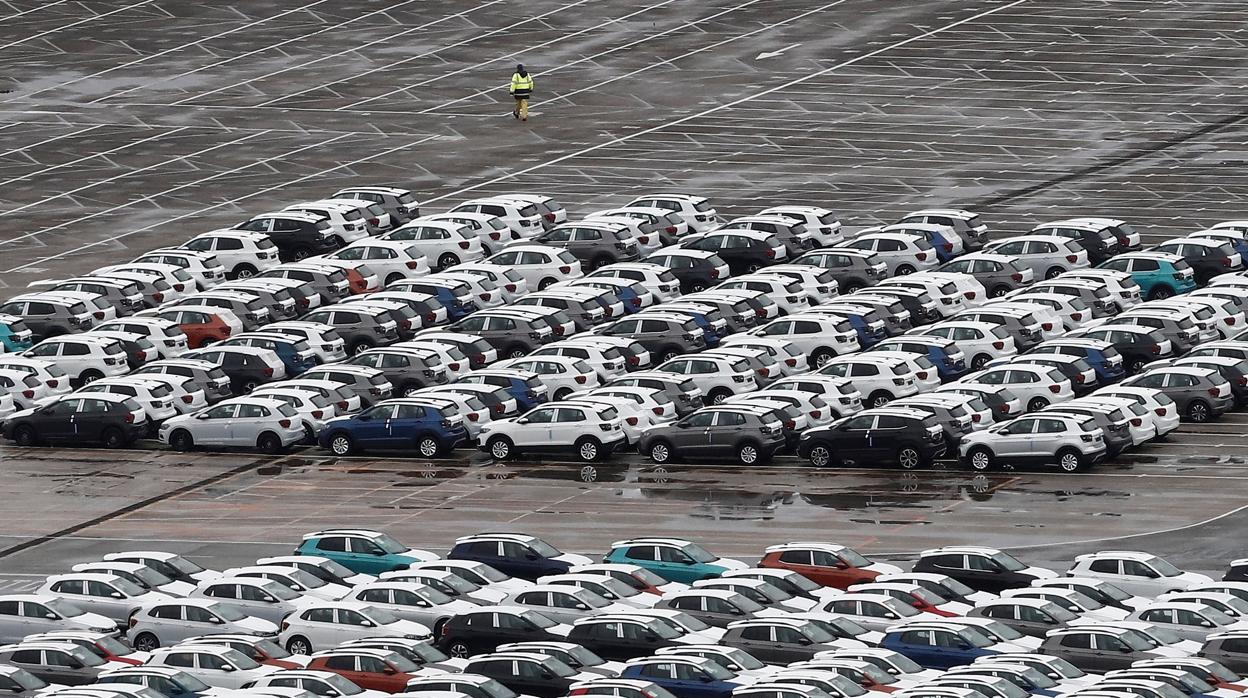 Imagen de la campa de Volkswagen Navarra con los últimos vehículos salidos de la producción