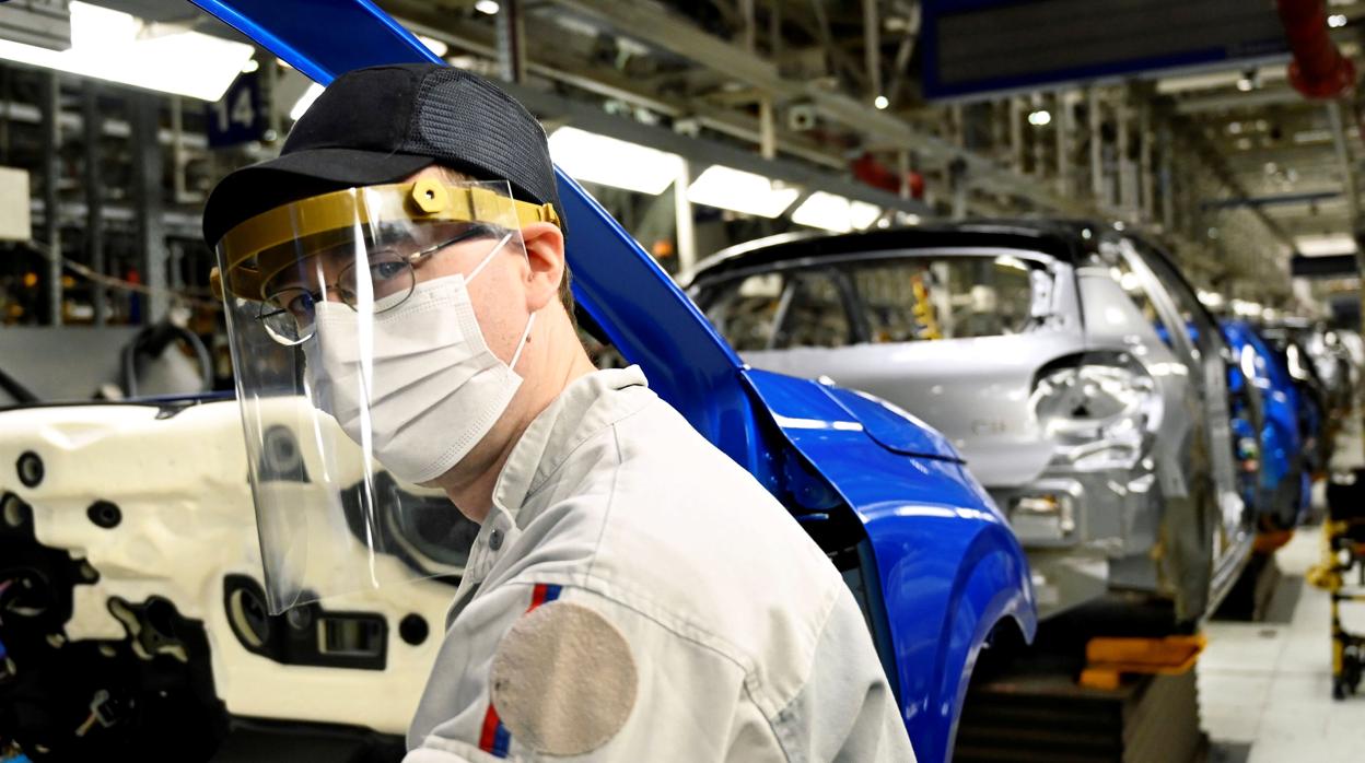 Un empleado se prepara para reabrir en la planta de Peugeot Citroën de Trnava, República Checa