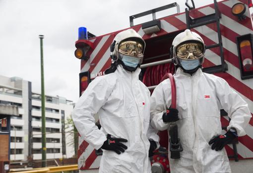 Un camión del departamento de bomberos de la planta se ha adaptado como cuba desinfectante