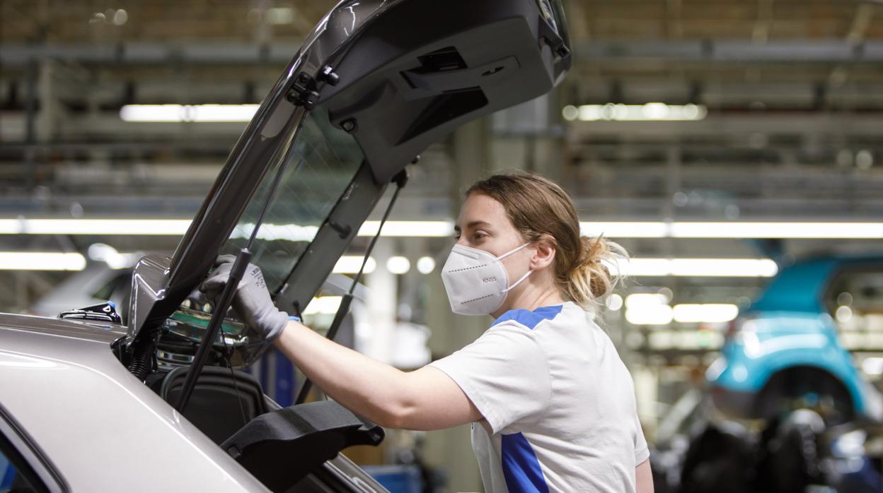 Trabajadora con mascarilla en Volkswagen Navarra