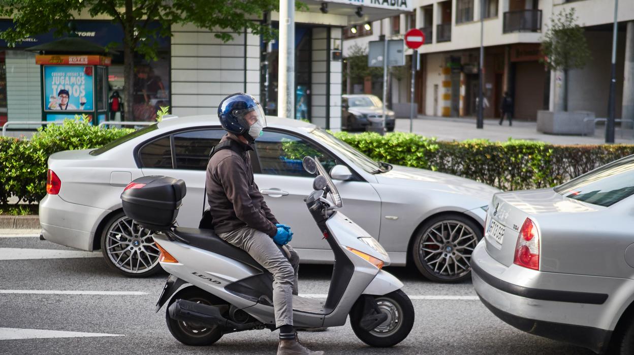 Varios coches y una moto en la Avenida Baja de Navarra, en Pamplona