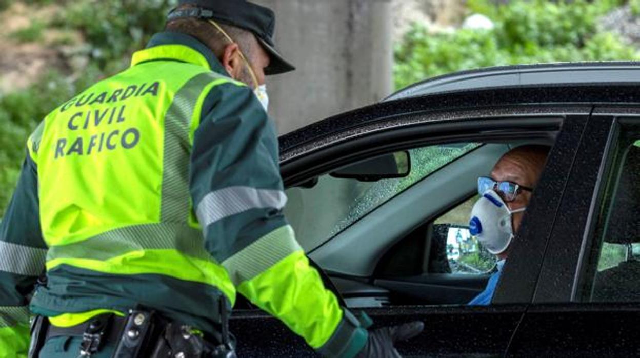 Te pueden multar por conducir con mascarilla