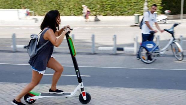 Cómo utilizar y qué riesgos entrañan las bicicletas y patinetes de alquiler en la calle