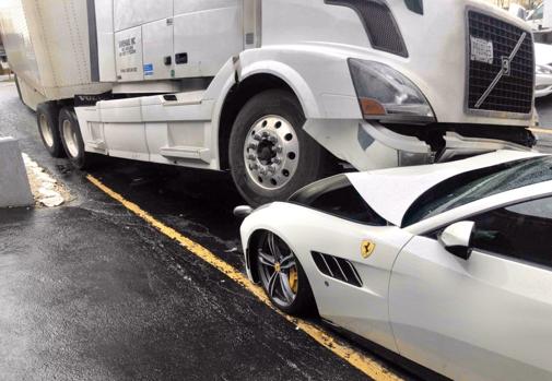 Arrolla con un camión el Ferrari de su jefe como venganza por su despido