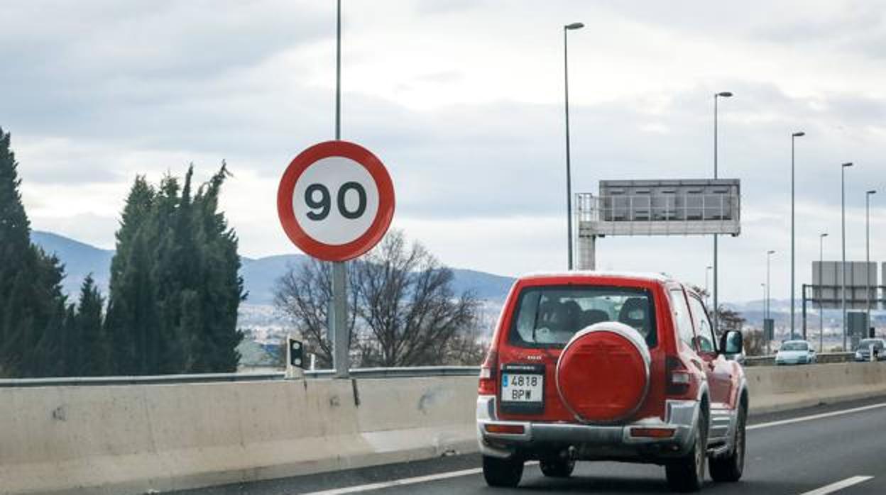 A qué velocidad máxima puedes circular según la carretera y el tipo de vehículo