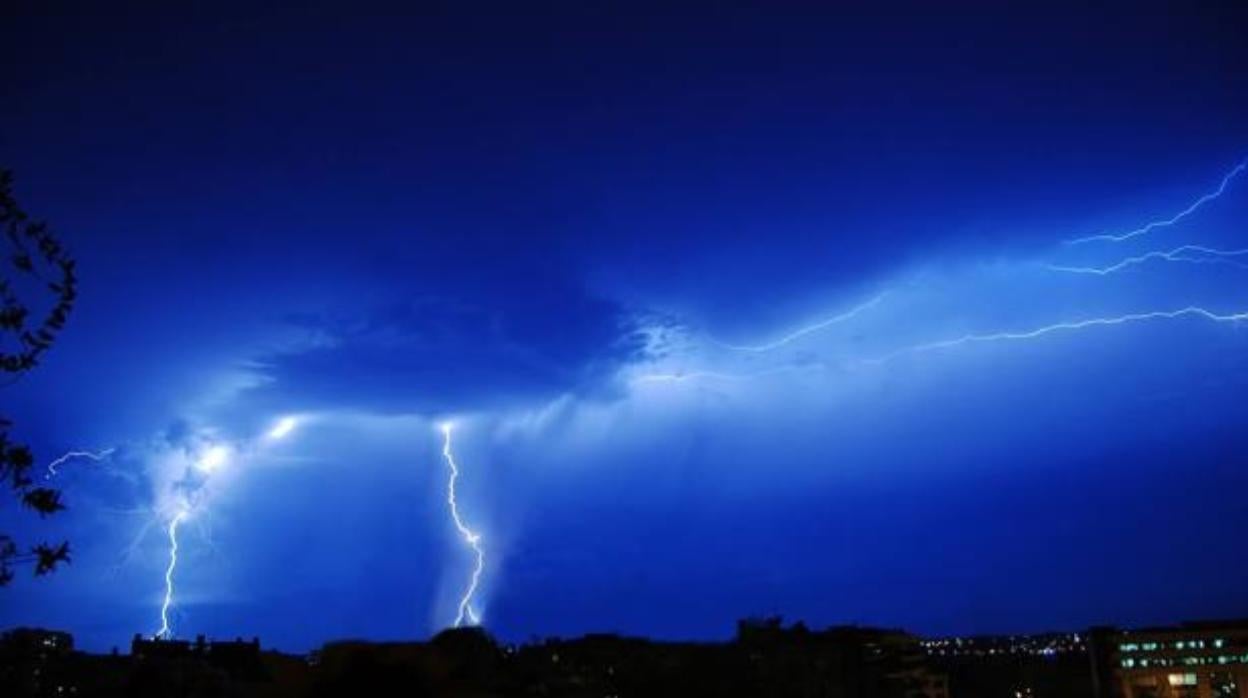 Qué hacer si te pilla una tormenta de verano mientras viajas en coche