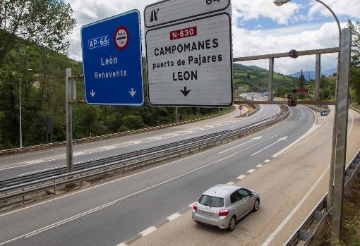 Un vehículo circula por la autopista AP-66 que conecta Asturias con la meseta. El número de desplazamientos por carretera aún no ha alcanzado el registrado en años anteriores