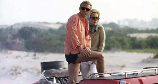 Steve McQueen y Faye Dunaway en el famoso buggy del caso Thomas Crown