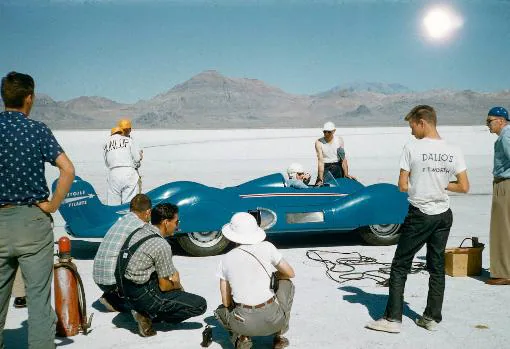En el Lago Salado, el 5 de septiembre de 1956, el equipo trabaja en torno al coche de turbina