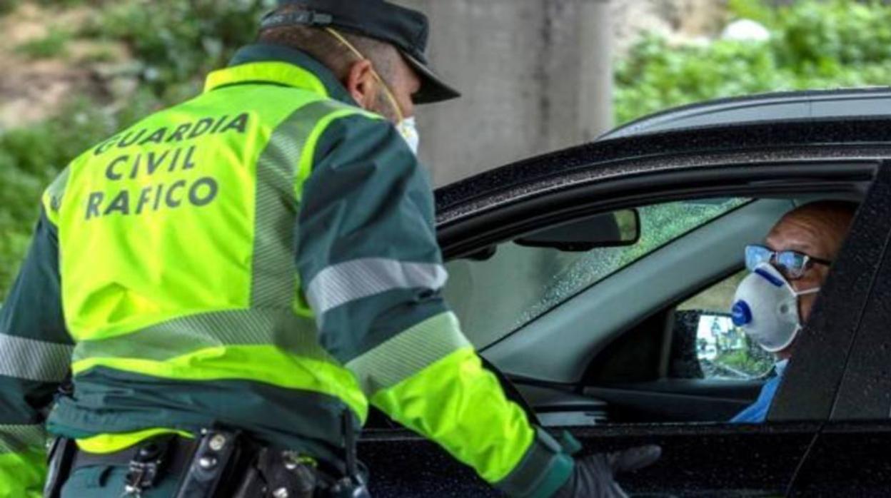 Poner la mascarilla en esta zona del coche te puede suponer una multa