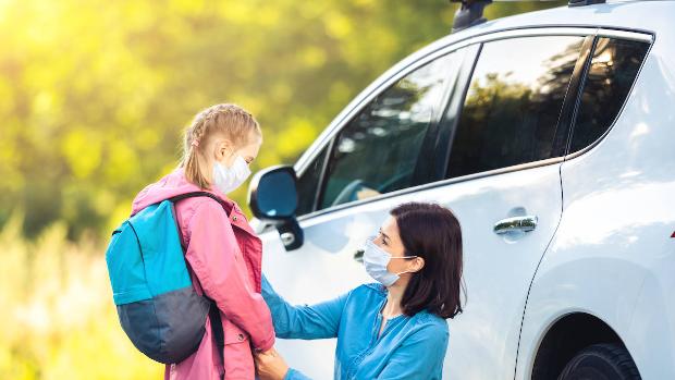 Vuelta al cole: ¿Está mi hijo obligado a llevar la mascarilla en el coche?