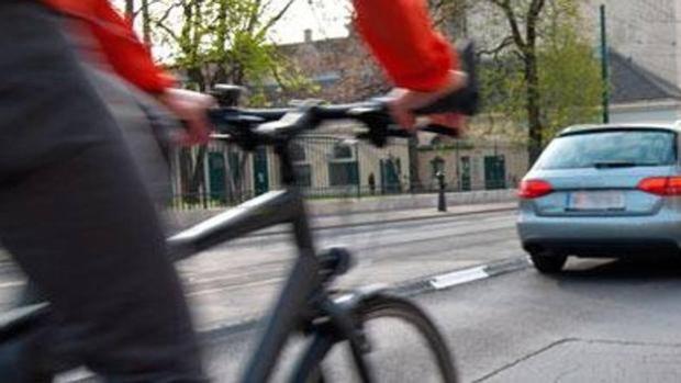 La curiosa técnica que propone la Guardia Civil para evitar impactos con ciclistas o motoristas