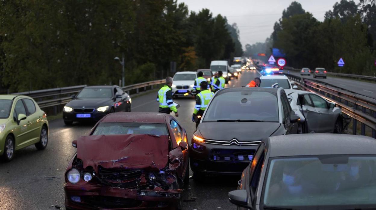 Varios coches ocupan uno de los carriles de la autovía A55 tras protagonizar un accidente múltiple entre las localidades de Vigo y Porriño