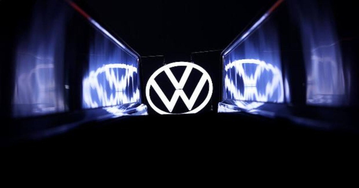 Logo de Volkswagen proyectado en su central de Wolfsburgo