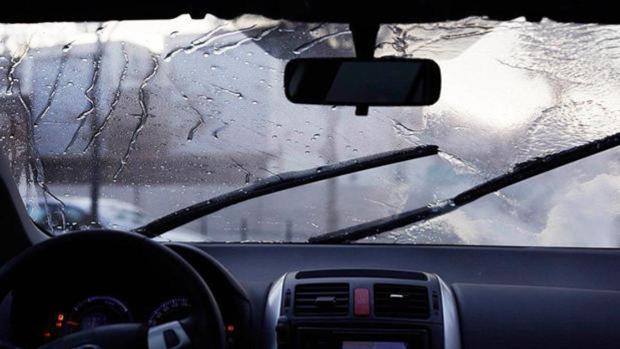 Llevar el coche sucio por la lluvia o las hojas te puede salir caro