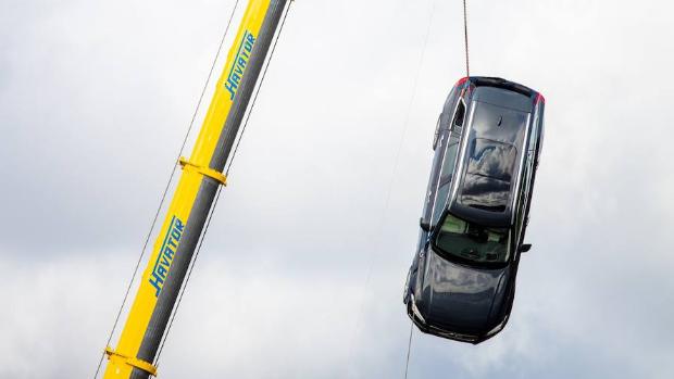 El «crash test» más radical: dejan caer coches desde 30 metros de altura
