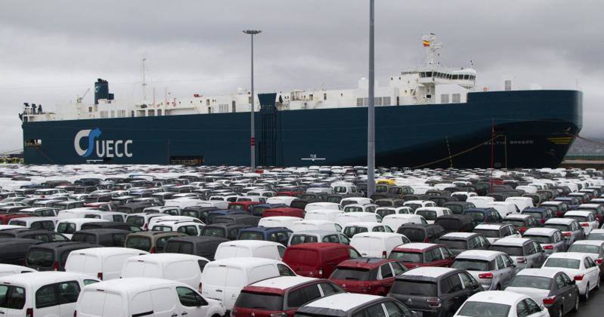 Vehículos esperan para ser embarcados en Vigo