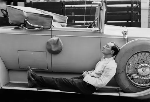 Buster Keaton descansa en parón de un rodaje
