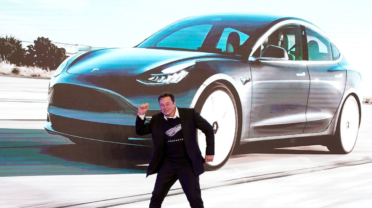 Elon Musk, fundador de Tesla, baila durante la presentación del Model3 fabricado en China