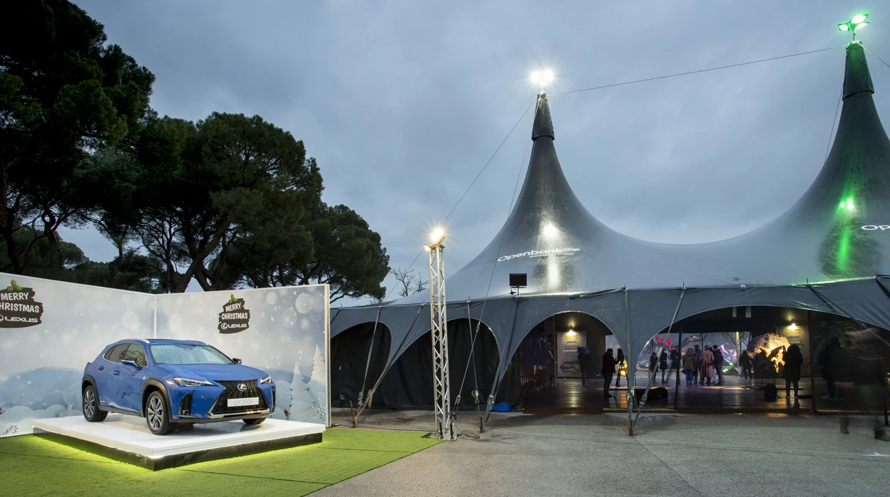 Un Lexus UX 250h, protagonista de la primera exposición de dinosaurios al aire libre en Madrid