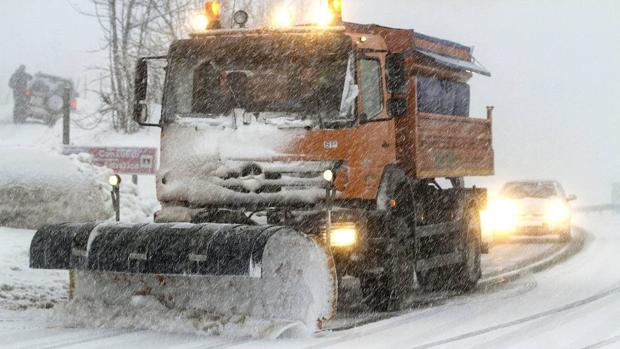 Cómo minimizar los riesgos al conducir con nieve, hielo, niebla, viento o lluvia