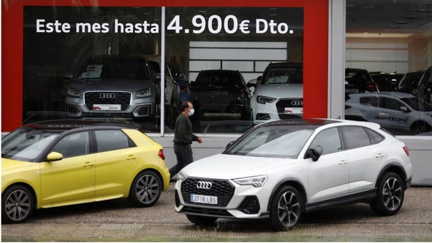 Las ventas de coches cierran 2020 con un histórico batacazo del 32,3%