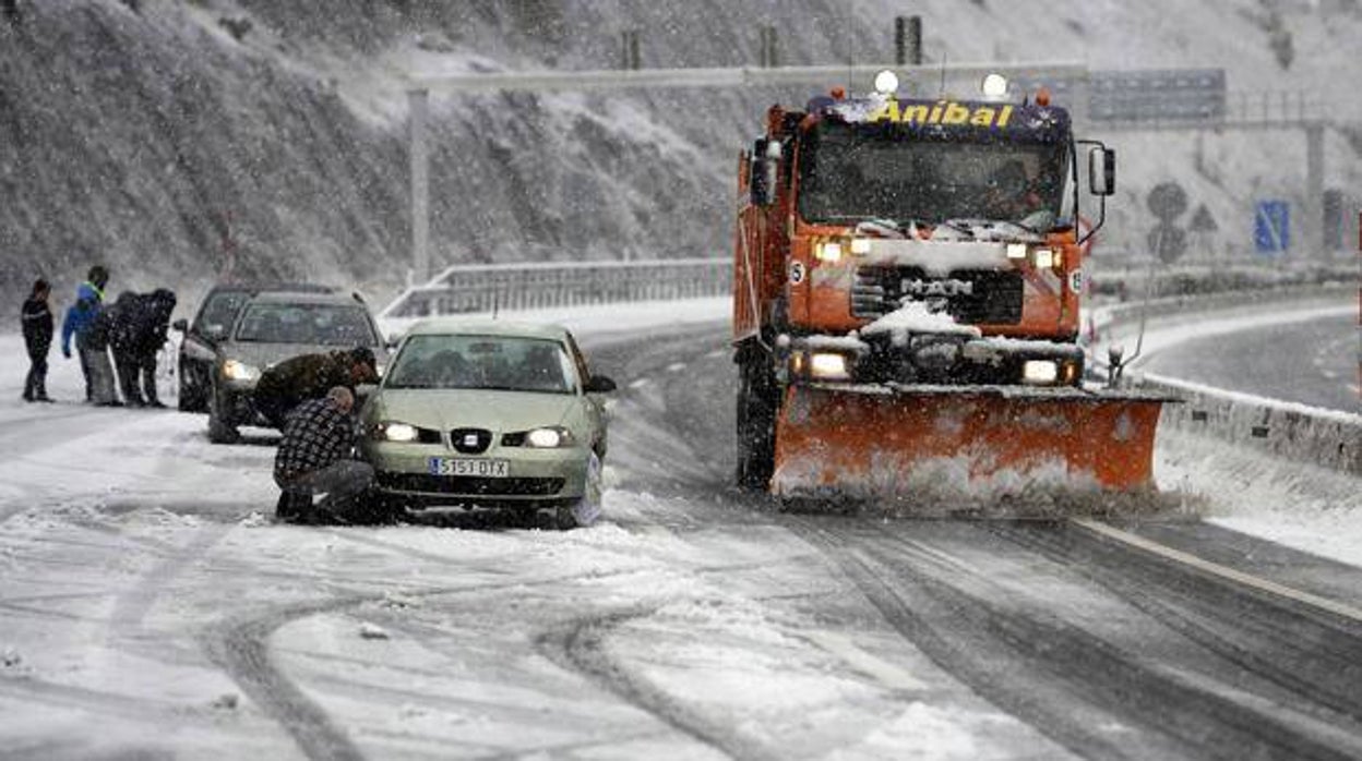 Cómo actuar si te quedas atrapado en el coche en una nevada