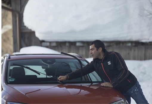 Jordi Gené deja levantados sus parabrisas para que no se acumule la nieve