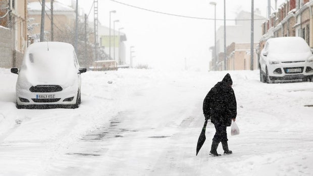 Lo que jamás deberías hacer para quitar la nieve o el hielo del coche