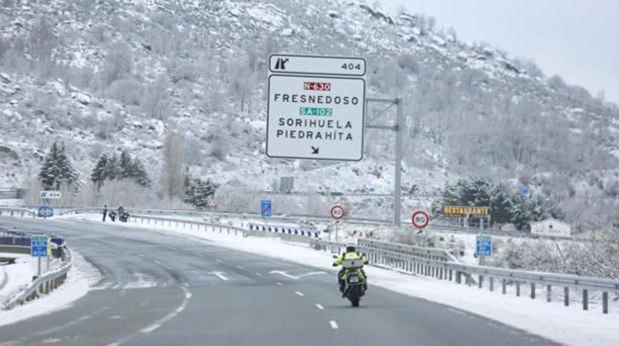 Cómo llevar tu moto si la carretera está nevada