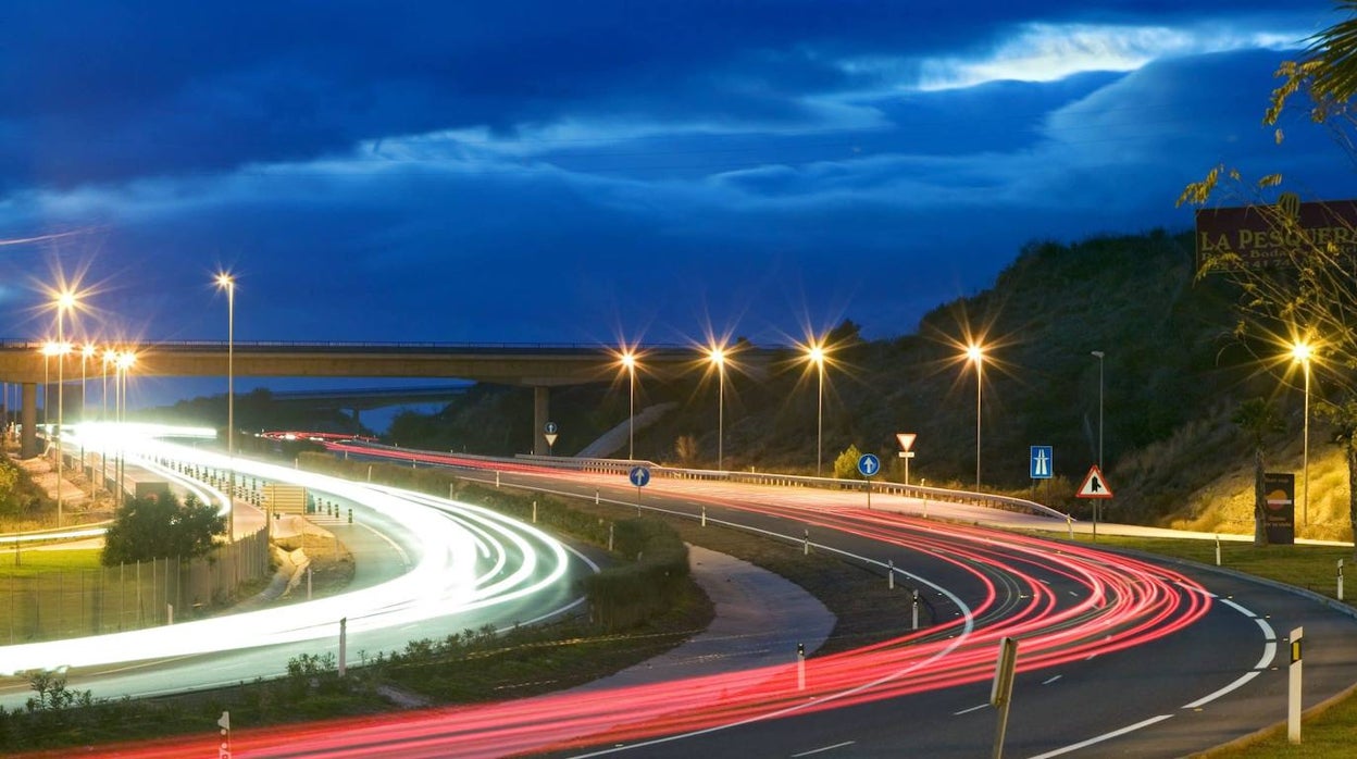 Cómo y cuándo es obligatorio usar las luces del coche