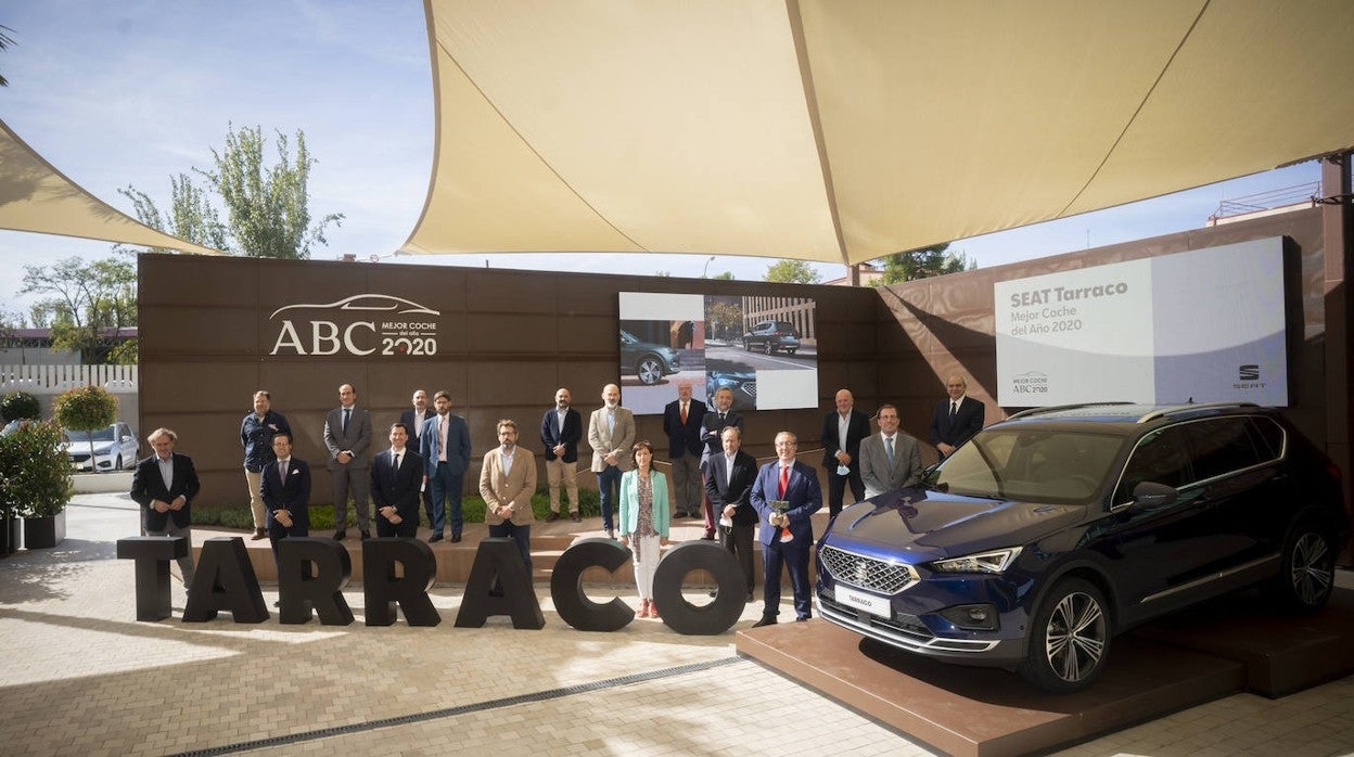 Miembros del Jurado posan durante la entrega del premio al Mejor Coche ABC 2020 al Seat Tarraco