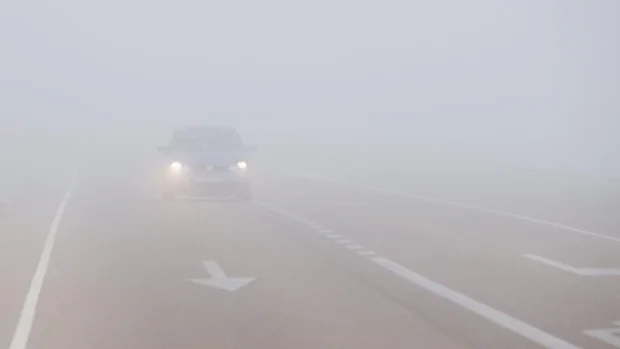 Sigue la regla de las 3V para conducir con niebla