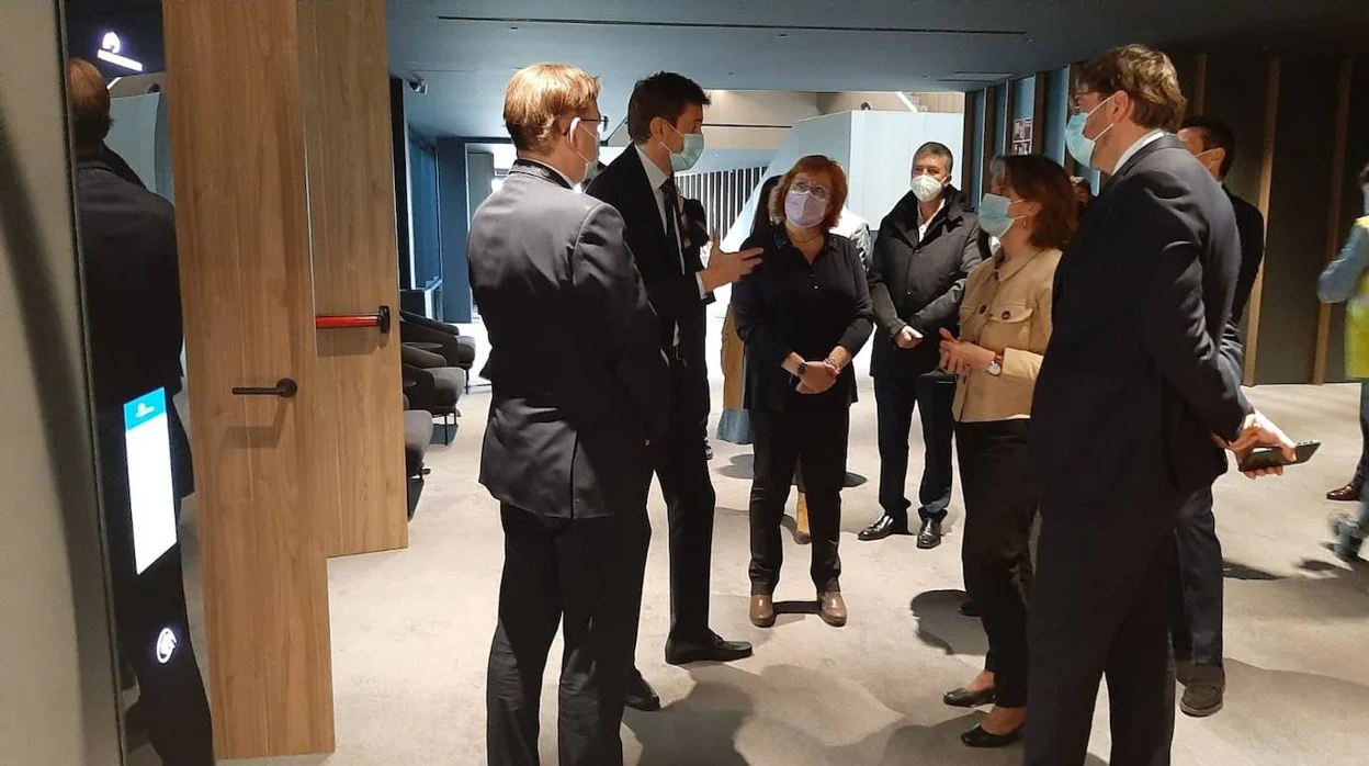 Teresa Ribera, durante su visita junto al presidente de la Generalitat Valenciana, Ximo Puig, a las instalaciones de la empresa Power Electronics
