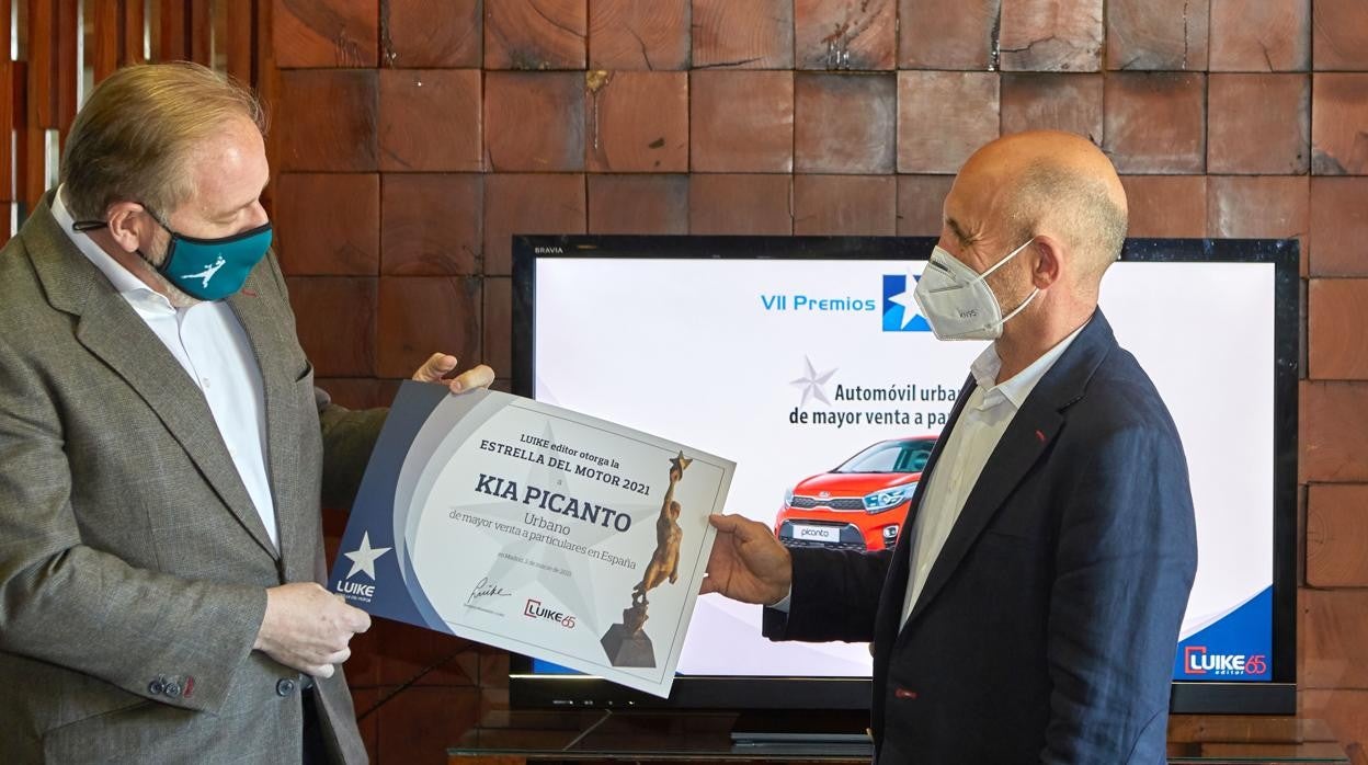 Eduardo Dívar, director general de KIA en España, recibe la distinción de manos de Carlos Hernández, Presidente de LUIKE Editor