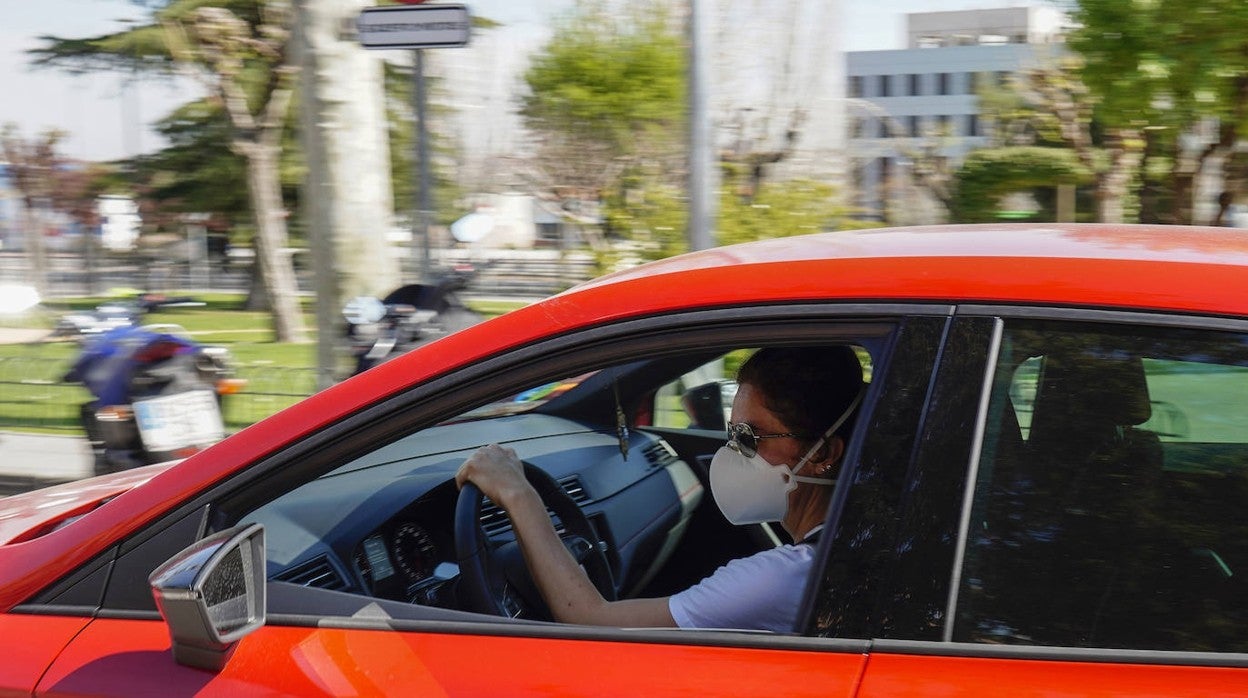 La DGT desmiente que multe por la mascarilla en el coche: «No es sancionable»