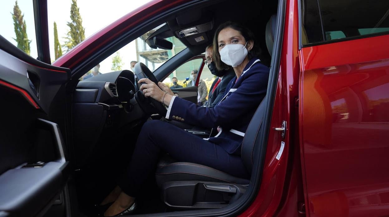 Reyes Maroto, ministra de Industria, Comercio y Turismo, junto al director general de Seat, Mikel Palomera, a bordo del Seat León