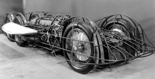 El bastidor tubular, realizado sobre el chasis, soportaba las planchas de la carrocería