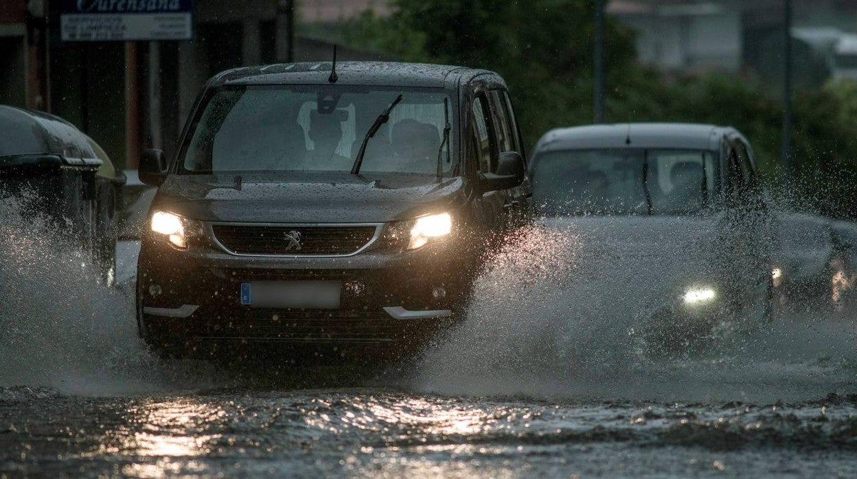 Vehículos circulan durante una fuerte tormenta en Orense