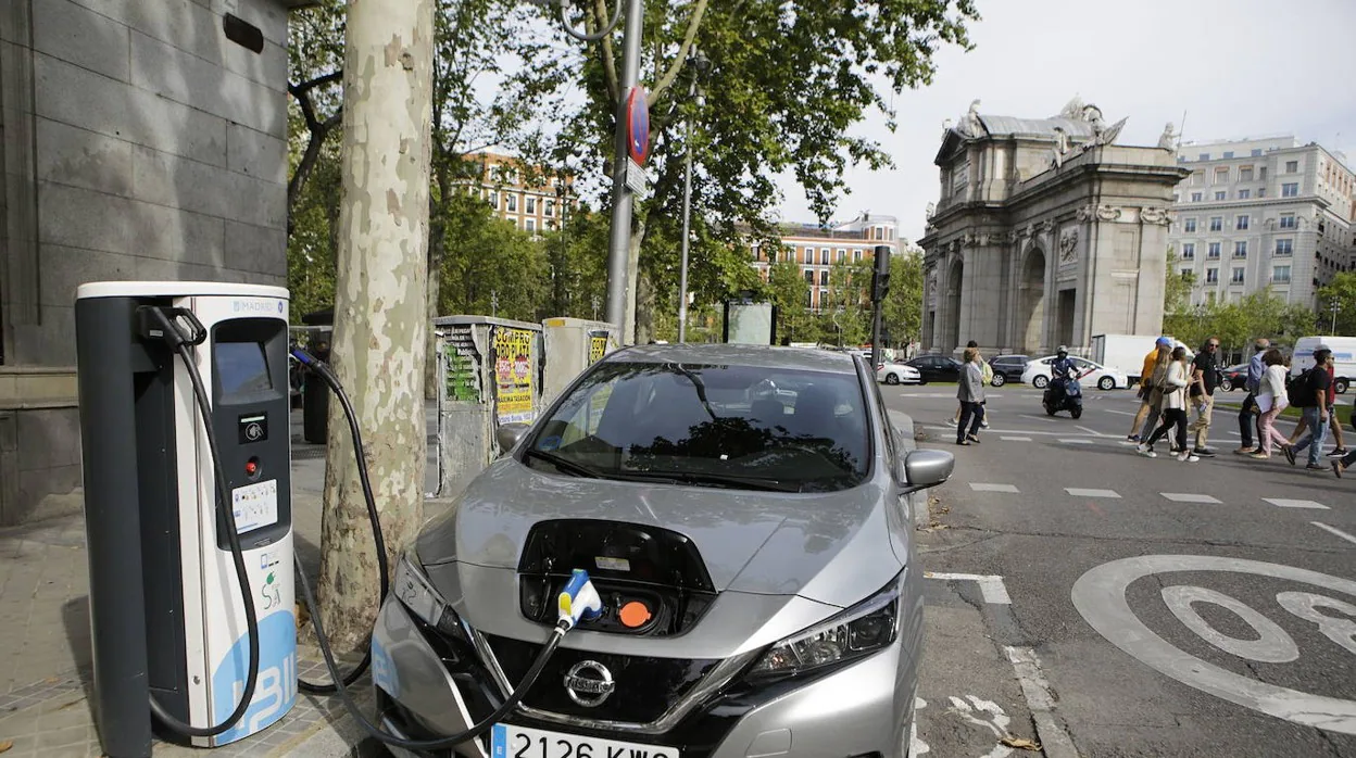 Un vehículo eléctrico carga en Madrid