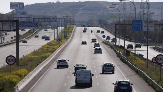 Cuándo puedo adelantar por la derecha o en prohibido